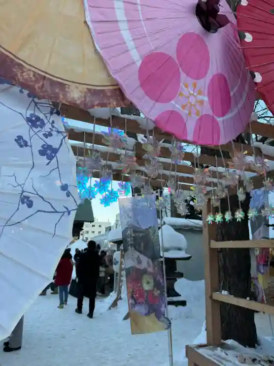 札幌諏訪神社の{uncategorized: "未分類", other: "その他", undefined: "問題あり", building: "その他建物", grave: "お墓", sacred_gate: "鳥居", guardian: "狛犬", statue: "像", buddha: "仏像", history: "歴史", nature: "自然", garden: "庭園", animal: "動物", pagoda: "塔", temizu: "手水舎", mountain_gate: "山門・神門", sanctuary: "本殿・本堂", subordinate: "末社・摂社", art: "芸術", scenery: "景色", jizo: "地蔵", ema: "絵馬", goshuin: "御朱印", omikuji: "おみくじ", items: "授与品その他", amulet: "お守り", goshuincho: "御朱印帳", eats: "食事", festival: "お祭り", votive_dance: "神楽", shichigosan: "七五三参", wedding: "結婚式", experience: "体験その他", initially: "初詣", around: "周辺", anti_infection: "感染症対策"}