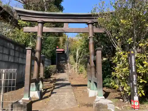 三反田稲荷神社の{uncategorized: "未分類", other: "その他", undefined: "問題あり", building: "その他建物", grave: "お墓", sacred_gate: "鳥居", guardian: "狛犬", statue: "像", buddha: "仏像", history: "歴史", nature: "自然", garden: "庭園", animal: "動物", pagoda: "塔", temizu: "手水舎", mountain_gate: "山門・神門", sanctuary: "本殿・本堂", subordinate: "末社・摂社", art: "芸術", scenery: "景色", jizo: "地蔵", ema: "絵馬", goshuin: "御朱印", omikuji: "おみくじ", items: "授与品その他", amulet: "お守り", goshuincho: "御朱印帳", eats: "食事", festival: "お祭り", votive_dance: "神楽", shichigosan: "七五三参", wedding: "結婚式", experience: "体験その他", initially: "初詣", around: "周辺", anti_infection: "感染症対策"}