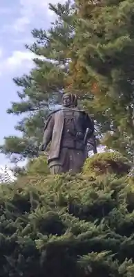 春日山神社の像