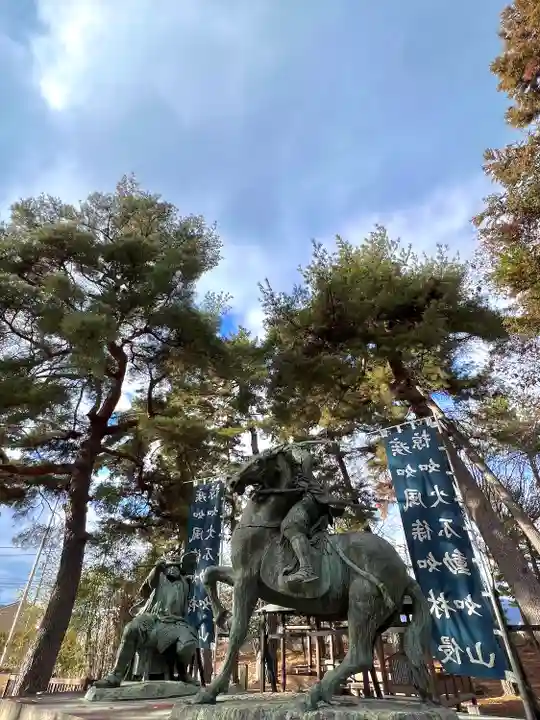 川中島古戦場八幡社の像
