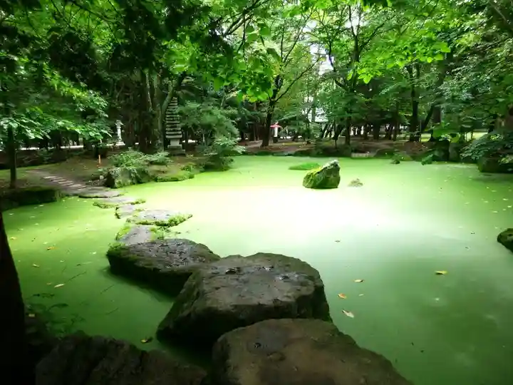帯廣神社の庭園