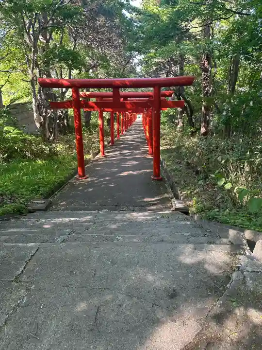 札幌伏見稲荷神社の{uncategorized: "未分類", other: "その他", undefined: "問題あり", building: "その他建物", grave: "お墓", sacred_gate: "鳥居", guardian: "狛犬", statue: "像", buddha: "仏像", history: "歴史", nature: "自然", garden: "庭園", animal: "動物", pagoda: "塔", temizu: "手水舎", mountain_gate: "山門・神門", sanctuary: "本殿・本堂", subordinate: "末社・摂社", art: "芸術", scenery: "景色", jizo: "地蔵", ema: "絵馬", goshuin: "御朱印", omikuji: "おみくじ", items: "授与品その他", amulet: "お守り", goshuincho: "御朱印帳", eats: "食事", festival: "お祭り", votive_dance: "神楽", shichigosan: "七五三参", wedding: "結婚式", experience: "体験その他", initially: "初詣", around: "周辺", anti_infection: "感染症対策"}