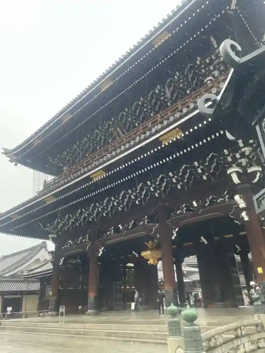 東本願寺(真宗本廟)の{uncategorized: "未分類", other: "その他", undefined: "問題あり", building: "その他建物", grave: "お墓", sacred_gate: "鳥居", guardian: "狛犬", statue: "像", buddha: "仏像", history: "歴史", nature: "自然", garden: "庭園", animal: "動物", pagoda: "塔", temizu: "手水舎", mountain_gate: "山門・神門", sanctuary: "本殿・本堂", subordinate: "末社・摂社", art: "芸術", scenery: "景色", jizo: "地蔵", ema: "絵馬", goshuin: "御朱印", omikuji: "おみくじ", items: "授与品その他", amulet: "お守り", goshuincho: "御朱印帳", eats: "食事", festival: "お祭り", votive_dance: "神楽", shichigosan: "七五三参", wedding: "結婚式", experience: "体験その他", initially: "初詣", around: "周辺", anti_infection: "感染症対策"}
