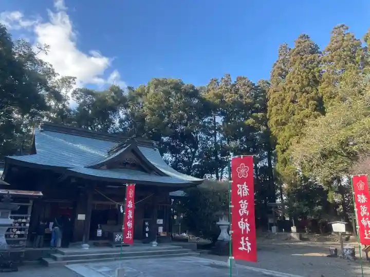 都萬神社の{uncategorized: "未分類", other: "その他", undefined: "問題あり", building: "その他建物", grave: "お墓", sacred_gate: "鳥居", guardian: "狛犬", statue: "像", buddha: "仏像", history: "歴史", nature: "自然", garden: "庭園", animal: "動物", pagoda: "塔", temizu: "手水舎", mountain_gate: "山門・神門", sanctuary: "本殿・本堂", subordinate: "末社・摂社", art: "芸術", scenery: "景色", jizo: "地蔵", ema: "絵馬", goshuin: "御朱印", omikuji: "おみくじ", items: "授与品その他", amulet: "お守り", goshuincho: "御朱印帳", eats: "食事", festival: "お祭り", votive_dance: "神楽", shichigosan: "七五三参", wedding: "結婚式", experience: "体験その他", initially: "初詣", around: "周辺", anti_infection: "感染症対策"}