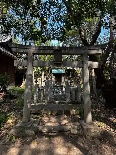 御鍬神社の{uncategorized: "未分類", other: "その他", undefined: "問題あり", building: "その他建物", grave: "お墓", sacred_gate: "鳥居", guardian: "狛犬", statue: "像", buddha: "仏像", history: "歴史", nature: "自然", garden: "庭園", animal: "動物", pagoda: "塔", temizu: "手水舎", mountain_gate: "山門・神門", sanctuary: "本殿・本堂", subordinate: "末社・摂社", art: "芸術", scenery: "景色", jizo: "地蔵", ema: "絵馬", goshuin: "御朱印", omikuji: "おみくじ", items: "授与品その他", amulet: "お守り", goshuincho: "御朱印帳", eats: "食事", festival: "お祭り", votive_dance: "神楽", shichigosan: "七五三参", wedding: "結婚式", experience: "体験その他", initially: "初詣", around: "周辺", anti_infection: "感染症対策"}