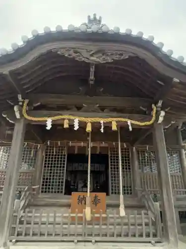 諏訪神社の{uncategorized: "未分類", other: "その他", undefined: "問題あり", building: "その他建物", grave: "お墓", sacred_gate: "鳥居", guardian: "狛犬", statue: "像", buddha: "仏像", history: "歴史", nature: "自然", garden: "庭園", animal: "動物", pagoda: "塔", temizu: "手水舎", mountain_gate: "山門・神門", sanctuary: "本殿・本堂", subordinate: "末社・摂社", art: "芸術", scenery: "景色", jizo: "地蔵", ema: "絵馬", goshuin: "御朱印", omikuji: "おみくじ", items: "授与品その他", amulet: "お守り", goshuincho: "御朱印帳", eats: "食事", festival: "お祭り", votive_dance: "神楽", shichigosan: "七五三参", wedding: "結婚式", experience: "体験その他", initially: "初詣", around: "周辺", anti_infection: "感染症対策"}