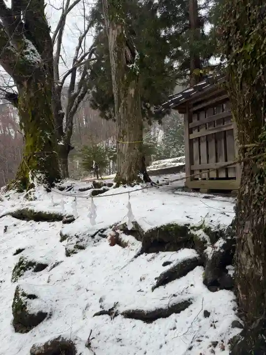 諏訪大社上社前宮の{uncategorized: "未分類", other: "その他", undefined: "問題あり", building: "その他建物", grave: "お墓", sacred_gate: "鳥居", guardian: "狛犬", statue: "像", buddha: "仏像", history: "歴史", nature: "自然", garden: "庭園", animal: "動物", pagoda: "塔", temizu: "手水舎", mountain_gate: "山門・神門", sanctuary: "本殿・本堂", subordinate: "末社・摂社", art: "芸術", scenery: "景色", jizo: "地蔵", ema: "絵馬", goshuin: "御朱印", omikuji: "おみくじ", items: "授与品その他", amulet: "お守り", goshuincho: "御朱印帳", eats: "食事", festival: "お祭り", votive_dance: "神楽", shichigosan: "七五三参", wedding: "結婚式", experience: "体験その他", initially: "初詣", around: "周辺", anti_infection: "感染症対策"}
