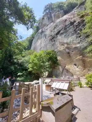 花窟神社の{uncategorized: "未分類", other: "その他", undefined: "問題あり", building: "その他建物", grave: "お墓", sacred_gate: "鳥居", guardian: "狛犬", statue: "像", buddha: "仏像", history: "歴史", nature: "自然", garden: "庭園", animal: "動物", pagoda: "塔", temizu: "手水舎", mountain_gate: "山門・神門", sanctuary: "本殿・本堂", subordinate: "末社・摂社", art: "芸術", scenery: "景色", jizo: "地蔵", ema: "絵馬", goshuin: "御朱印", omikuji: "おみくじ", items: "授与品その他", amulet: "お守り", goshuincho: "御朱印帳", eats: "食事", festival: "お祭り", votive_dance: "神楽", shichigosan: "七五三参", wedding: "結婚式", experience: "体験その他", initially: "初詣", around: "周辺", anti_infection: "感染症対策"}