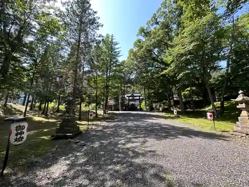 義經神社の庭園