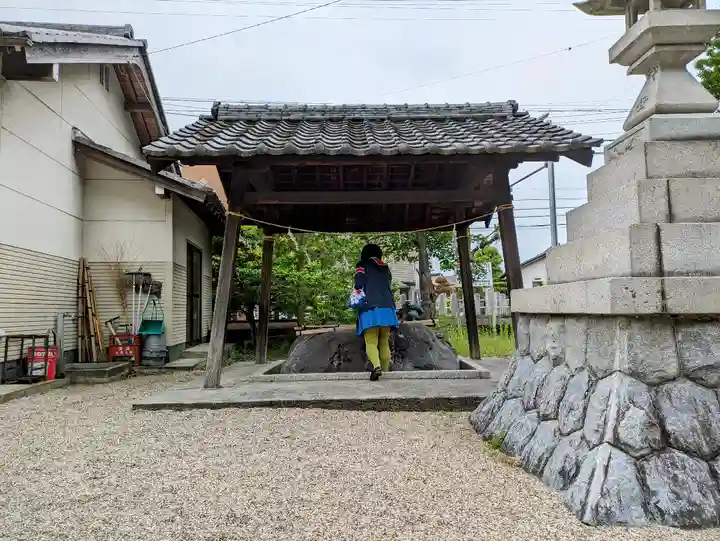 八幡神社(井田)の手水舎