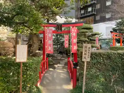 羽衣町厳島神社（関内厳島神社・横浜弁天）の{uncategorized: "未分類", other: "その他", undefined: "問題あり", building: "その他建物", grave: "お墓", sacred_gate: "鳥居", guardian: "狛犬", statue: "像", buddha: "仏像", history: "歴史", nature: "自然", garden: "庭園", animal: "動物", pagoda: "塔", temizu: "手水舎", mountain_gate: "山門・神門", sanctuary: "本殿・本堂", subordinate: "末社・摂社", art: "芸術", scenery: "景色", jizo: "地蔵", ema: "絵馬", goshuin: "御朱印", omikuji: "おみくじ", items: "授与品その他", amulet: "お守り", goshuincho: "御朱印帳", eats: "食事", festival: "お祭り", votive_dance: "神楽", shichigosan: "七五三参", wedding: "結婚式", experience: "体験その他", initially: "初詣", around: "周辺", anti_infection: "感染症対策"}