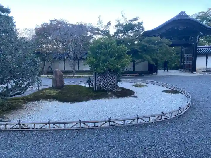 二尊院の{uncategorized: "未分類", other: "その他", undefined: "問題あり", building: "その他建物", grave: "お墓", sacred_gate: "鳥居", guardian: "狛犬", statue: "像", buddha: "仏像", history: "歴史", nature: "自然", garden: "庭園", animal: "動物", pagoda: "塔", temizu: "手水舎", mountain_gate: "山門・神門", sanctuary: "本殿・本堂", subordinate: "末社・摂社", art: "芸術", scenery: "景色", jizo: "地蔵", ema: "絵馬", goshuin: "御朱印", omikuji: "おみくじ", items: "授与品その他", amulet: "お守り", goshuincho: "御朱印帳", eats: "食事", festival: "お祭り", votive_dance: "神楽", shichigosan: "七五三参", wedding: "結婚式", experience: "体験その他", initially: "初詣", around: "周辺", anti_infection: "感染症対策"}