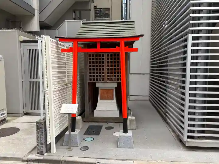 両社稲荷神社の{uncategorized: "未分類", other: "その他", undefined: "問題あり", building: "その他建物", grave: "お墓", sacred_gate: "鳥居", guardian: "狛犬", statue: "像", buddha: "仏像", history: "歴史", nature: "自然", garden: "庭園", animal: "動物", pagoda: "塔", temizu: "手水舎", mountain_gate: "山門・神門", sanctuary: "本殿・本堂", subordinate: "末社・摂社", art: "芸術", scenery: "景色", jizo: "地蔵", ema: "絵馬", goshuin: "御朱印", omikuji: "おみくじ", items: "授与品その他", amulet: "お守り", goshuincho: "御朱印帳", eats: "食事", festival: "お祭り", votive_dance: "神楽", shichigosan: "七五三参", wedding: "結婚式", experience: "体験その他", initially: "初詣", around: "周辺", anti_infection: "感染症対策"}