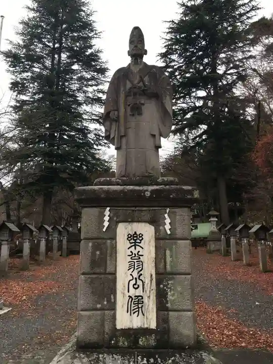 南湖神社の像