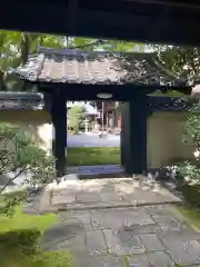 黄梅院の山門