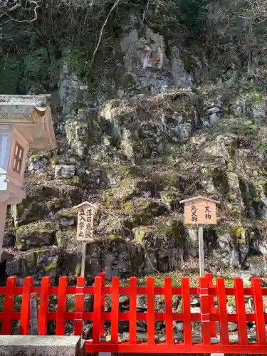 厳魂神社（金刀比羅宮奥社）の{uncategorized: "未分類", other: "その他", undefined: "問題あり", building: "その他建物", grave: "お墓", sacred_gate: "鳥居", guardian: "狛犬", statue: "像", buddha: "仏像", history: "歴史", nature: "自然", garden: "庭園", animal: "動物", pagoda: "塔", temizu: "手水舎", mountain_gate: "山門・神門", sanctuary: "本殿・本堂", subordinate: "末社・摂社", art: "芸術", scenery: "景色", jizo: "地蔵", ema: "絵馬", goshuin: "御朱印", omikuji: "おみくじ", items: "授与品その他", amulet: "お守り", goshuincho: "御朱印帳", eats: "食事", festival: "お祭り", votive_dance: "神楽", shichigosan: "七五三参", wedding: "結婚式", experience: "体験その他", initially: "初詣", around: "周辺", anti_infection: "感染症対策"}