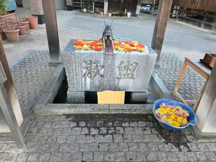 川越八幡宮の{uncategorized: "未分類", other: "その他", undefined: "問題あり", building: "その他建物", grave: "お墓", sacred_gate: "鳥居", guardian: "狛犬", statue: "像", buddha: "仏像", history: "歴史", nature: "自然", garden: "庭園", animal: "動物", pagoda: "塔", temizu: "手水舎", mountain_gate: "山門・神門", sanctuary: "本殿・本堂", subordinate: "末社・摂社", art: "芸術", scenery: "景色", jizo: "地蔵", ema: "絵馬", goshuin: "御朱印", omikuji: "おみくじ", items: "授与品その他", amulet: "お守り", goshuincho: "御朱印帳", eats: "食事", festival: "お祭り", votive_dance: "神楽", shichigosan: "七五三参", wedding: "結婚式", experience: "体験その他", initially: "初詣", around: "周辺", anti_infection: "感染症対策"}