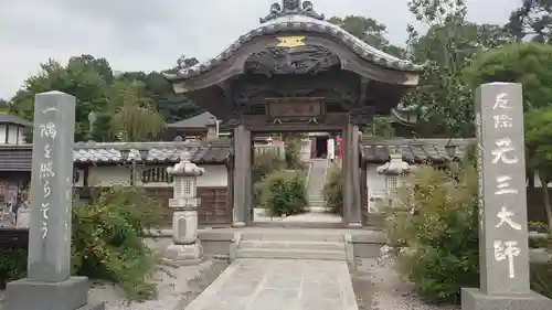 寺岡山元三大師の山門・神門