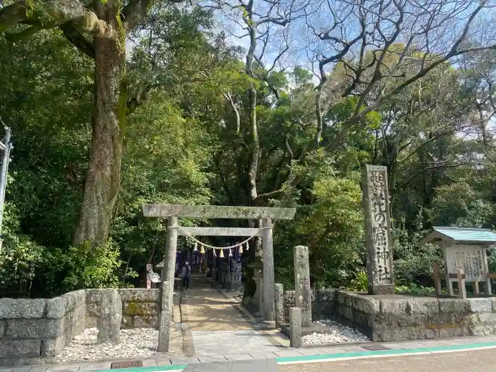 花窟神社の{uncategorized: "未分類", other: "その他", undefined: "問題あり", building: "その他建物", grave: "お墓", sacred_gate: "鳥居", guardian: "狛犬", statue: "像", buddha: "仏像", history: "歴史", nature: "自然", garden: "庭園", animal: "動物", pagoda: "塔", temizu: "手水舎", mountain_gate: "山門・神門", sanctuary: "本殿・本堂", subordinate: "末社・摂社", art: "芸術", scenery: "景色", jizo: "地蔵", ema: "絵馬", goshuin: "御朱印", omikuji: "おみくじ", items: "授与品その他", amulet: "お守り", goshuincho: "御朱印帳", eats: "食事", festival: "お祭り", votive_dance: "神楽", shichigosan: "七五三参", wedding: "結婚式", experience: "体験その他", initially: "初詣", around: "周辺", anti_infection: "感染症対策"}