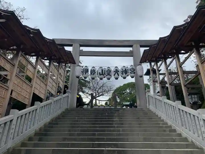 伊勢山皇大神宮の鳥居
