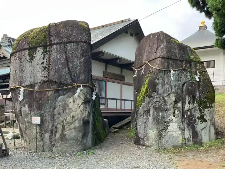 三ツ石神社(岩手県)