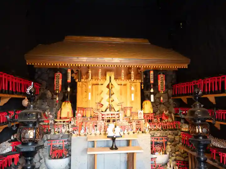 東京羽田 穴守稲荷神社の{uncategorized: "未分類", other: "その他", undefined: "問題あり", building: "その他建物", grave: "お墓", sacred_gate: "鳥居", guardian: "狛犬", statue: "像", buddha: "仏像", history: "歴史", nature: "自然", garden: "庭園", animal: "動物", pagoda: "塔", temizu: "手水舎", mountain_gate: "山門・神門", sanctuary: "本殿・本堂", subordinate: "末社・摂社", art: "芸術", scenery: "景色", jizo: "地蔵", ema: "絵馬", goshuin: "御朱印", omikuji: "おみくじ", items: "授与品その他", amulet: "お守り", goshuincho: "御朱印帳", eats: "食事", festival: "お祭り", votive_dance: "神楽", shichigosan: "七五三参", wedding: "結婚式", experience: "体験その他", initially: "初詣", around: "周辺", anti_infection: "感染症対策"}