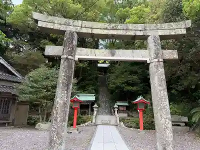 宗像大社中津宮の{uncategorized: "未分類", other: "その他", undefined: "問題あり", building: "その他建物", grave: "お墓", sacred_gate: "鳥居", guardian: "狛犬", statue: "像", buddha: "仏像", history: "歴史", nature: "自然", garden: "庭園", animal: "動物", pagoda: "塔", temizu: "手水舎", mountain_gate: "山門・神門", sanctuary: "本殿・本堂", subordinate: "末社・摂社", art: "芸術", scenery: "景色", jizo: "地蔵", ema: "絵馬", goshuin: "御朱印", omikuji: "おみくじ", items: "授与品その他", amulet: "お守り", goshuincho: "御朱印帳", eats: "食事", festival: "お祭り", votive_dance: "神楽", shichigosan: "七五三参", wedding: "結婚式", experience: "体験その他", initially: "初詣", around: "周辺", anti_infection: "感染症対策"}