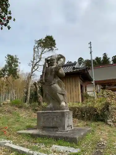 龍泉寺の像