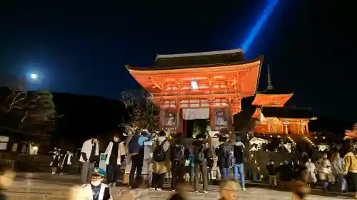 清水寺の{uncategorized: "未分類", other: "その他", undefined: "問題あり", building: "その他建物", grave: "お墓", sacred_gate: "鳥居", guardian: "狛犬", statue: "像", buddha: "仏像", history: "歴史", nature: "自然", garden: "庭園", animal: "動物", pagoda: "塔", temizu: "手水舎", mountain_gate: "山門・神門", sanctuary: "本殿・本堂", subordinate: "末社・摂社", art: "芸術", scenery: "景色", jizo: "地蔵", ema: "絵馬", goshuin: "御朱印", omikuji: "おみくじ", items: "授与品その他", amulet: "お守り", goshuincho: "御朱印帳", eats: "食事", festival: "お祭り", votive_dance: "神楽", shichigosan: "七五三参", wedding: "結婚式", experience: "体験その他", initially: "初詣", around: "周辺", anti_infection: "感染症対策"}