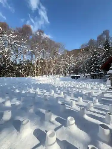 定山渓神社の{uncategorized: "未分類", other: "その他", undefined: "問題あり", building: "その他建物", grave: "お墓", sacred_gate: "鳥居", guardian: "狛犬", statue: "像", buddha: "仏像", history: "歴史", nature: "自然", garden: "庭園", animal: "動物", pagoda: "塔", temizu: "手水舎", mountain_gate: "山門・神門", sanctuary: "本殿・本堂", subordinate: "末社・摂社", art: "芸術", scenery: "景色", jizo: "地蔵", ema: "絵馬", goshuin: "御朱印", omikuji: "おみくじ", items: "授与品その他", amulet: "お守り", goshuincho: "御朱印帳", eats: "食事", festival: "お祭り", votive_dance: "神楽", shichigosan: "七五三参", wedding: "結婚式", experience: "体験その他", initially: "初詣", around: "周辺", anti_infection: "感染症対策"}