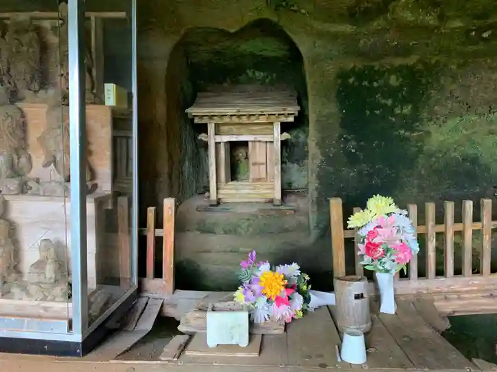 石像釈迦立像の本殿・本堂