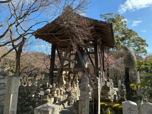 化野念仏寺の{uncategorized: "未分類", other: "その他", undefined: "問題あり", building: "その他建物", grave: "お墓", sacred_gate: "鳥居", guardian: "狛犬", statue: "像", buddha: "仏像", history: "歴史", nature: "自然", garden: "庭園", animal: "動物", pagoda: "塔", temizu: "手水舎", mountain_gate: "山門・神門", sanctuary: "本殿・本堂", subordinate: "末社・摂社", art: "芸術", scenery: "景色", jizo: "地蔵", ema: "絵馬", goshuin: "御朱印", omikuji: "おみくじ", items: "授与品その他", amulet: "お守り", goshuincho: "御朱印帳", eats: "食事", festival: "お祭り", votive_dance: "神楽", shichigosan: "七五三参", wedding: "結婚式", experience: "体験その他", initially: "初詣", around: "周辺", anti_infection: "感染症対策"}