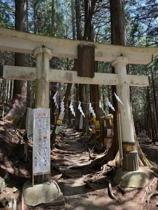 三峯神社奥宮の{uncategorized: "未分類", other: "その他", undefined: "問題あり", building: "その他建物", grave: "お墓", sacred_gate: "鳥居", guardian: "狛犬", statue: "像", buddha: "仏像", history: "歴史", nature: "自然", garden: "庭園", animal: "動物", pagoda: "塔", temizu: "手水舎", mountain_gate: "山門・神門", sanctuary: "本殿・本堂", subordinate: "末社・摂社", art: "芸術", scenery: "景色", jizo: "地蔵", ema: "絵馬", goshuin: "御朱印", omikuji: "おみくじ", items: "授与品その他", amulet: "お守り", goshuincho: "御朱印帳", eats: "食事", festival: "お祭り", votive_dance: "神楽", shichigosan: "七五三参", wedding: "結婚式", experience: "体験その他", initially: "初詣", around: "周辺", anti_infection: "感染症対策"}