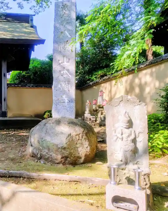 本願寺の{uncategorized: "未分類", other: "その他", undefined: "問題あり", building: "その他建物", grave: "お墓", sacred_gate: "鳥居", guardian: "狛犬", statue: "像", buddha: "仏像", history: "歴史", nature: "自然", garden: "庭園", animal: "動物", pagoda: "塔", temizu: "手水舎", mountain_gate: "山門・神門", sanctuary: "本殿・本堂", subordinate: "末社・摂社", art: "芸術", scenery: "景色", jizo: "地蔵", ema: "絵馬", goshuin: "御朱印", omikuji: "おみくじ", items: "授与品その他", amulet: "お守り", goshuincho: "御朱印帳", eats: "食事", festival: "お祭り", votive_dance: "神楽", shichigosan: "七五三参", wedding: "結婚式", experience: "体験その他", initially: "初詣", around: "周辺", anti_infection: "感染症対策"}