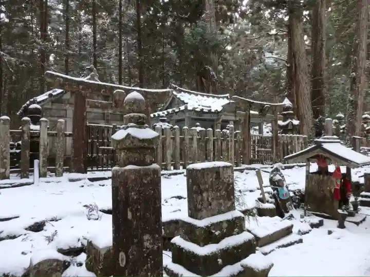 高野山金剛峯寺奥の院の{uncategorized: "未分類", other: "その他", undefined: "問題あり", building: "その他建物", grave: "お墓", sacred_gate: "鳥居", guardian: "狛犬", statue: "像", buddha: "仏像", history: "歴史", nature: "自然", garden: "庭園", animal: "動物", pagoda: "塔", temizu: "手水舎", mountain_gate: "山門・神門", sanctuary: "本殿・本堂", subordinate: "末社・摂社", art: "芸術", scenery: "景色", jizo: "地蔵", ema: "絵馬", goshuin: "御朱印", omikuji: "おみくじ", items: "授与品その他", amulet: "お守り", goshuincho: "御朱印帳", eats: "食事", festival: "お祭り", votive_dance: "神楽", shichigosan: "七五三参", wedding: "結婚式", experience: "体験その他", initially: "初詣", around: "周辺", anti_infection: "感染症対策"}