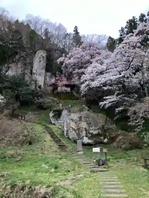 堂の下の岩観音の{uncategorized: "未分類", other: "その他", undefined: "問題あり", building: "その他建物", grave: "お墓", sacred_gate: "鳥居", guardian: "狛犬", statue: "像", buddha: "仏像", history: "歴史", nature: "自然", garden: "庭園", animal: "動物", pagoda: "塔", temizu: "手水舎", mountain_gate: "山門・神門", sanctuary: "本殿・本堂", subordinate: "末社・摂社", art: "芸術", scenery: "景色", jizo: "地蔵", ema: "絵馬", goshuin: "御朱印", omikuji: "おみくじ", items: "授与品その他", amulet: "お守り", goshuincho: "御朱印帳", eats: "食事", festival: "お祭り", votive_dance: "神楽", shichigosan: "七五三参", wedding: "結婚式", experience: "体験その他", initially: "初詣", around: "周辺", anti_infection: "感染症対策"}