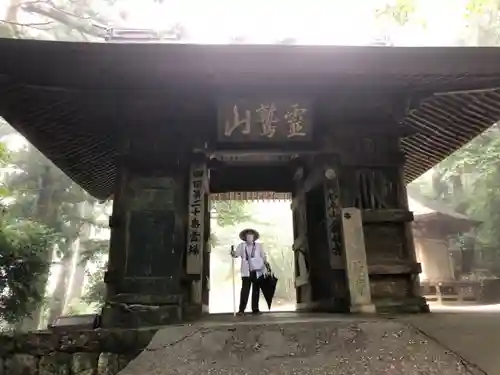 鶴林寺の山門