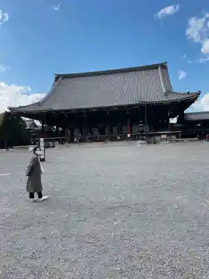 東本願寺（真宗本廟）の{uncategorized: "未分類", other: "その他", undefined: "問題あり", building: "その他建物", grave: "お墓", sacred_gate: "鳥居", guardian: "狛犬", statue: "像", buddha: "仏像", history: "歴史", nature: "自然", garden: "庭園", animal: "動物", pagoda: "塔", temizu: "手水舎", mountain_gate: "山門・神門", sanctuary: "本殿・本堂", subordinate: "末社・摂社", art: "芸術", scenery: "景色", jizo: "地蔵", ema: "絵馬", goshuin: "御朱印", omikuji: "おみくじ", items: "授与品その他", amulet: "お守り", goshuincho: "御朱印帳", eats: "食事", festival: "お祭り", votive_dance: "神楽", shichigosan: "七五三参", wedding: "結婚式", experience: "体験その他", initially: "初詣", around: "周辺", anti_infection: "感染症対策"}