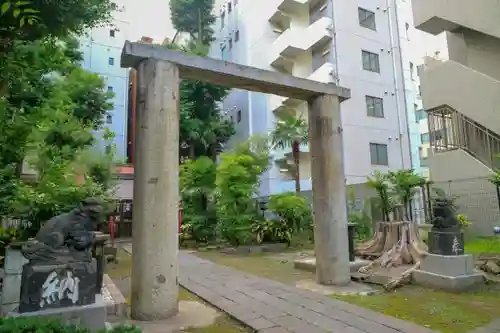 新橋鹽竃神社の鳥居