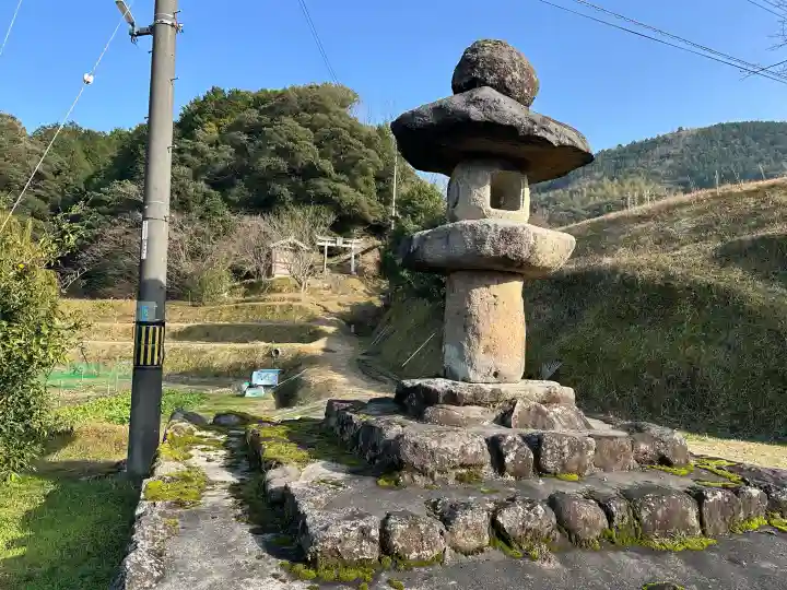 久多美神社の{uncategorized: "未分類", other: "その他", undefined: "問題あり", building: "その他建物", grave: "お墓", sacred_gate: "鳥居", guardian: "狛犬", statue: "像", buddha: "仏像", history: "歴史", nature: "自然", garden: "庭園", animal: "動物", pagoda: "塔", temizu: "手水舎", mountain_gate: "山門・神門", sanctuary: "本殿・本堂", subordinate: "末社・摂社", art: "芸術", scenery: "景色", jizo: "地蔵", ema: "絵馬", goshuin: "御朱印", omikuji: "おみくじ", items: "授与品その他", amulet: "お守り", goshuincho: "御朱印帳", eats: "食事", festival: "お祭り", votive_dance: "神楽", shichigosan: "七五三参", wedding: "結婚式", experience: "体験その他", initially: "初詣", around: "周辺", anti_infection: "感染症対策"}