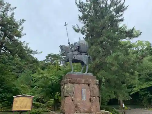 尾山神社の像