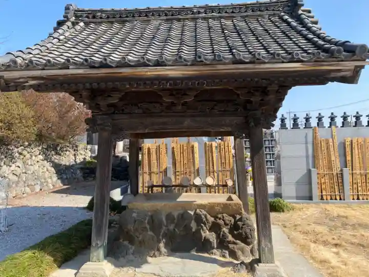埼玉厄除け開運大師・龍泉寺(切り絵御朱印発祥の寺)の手水舎