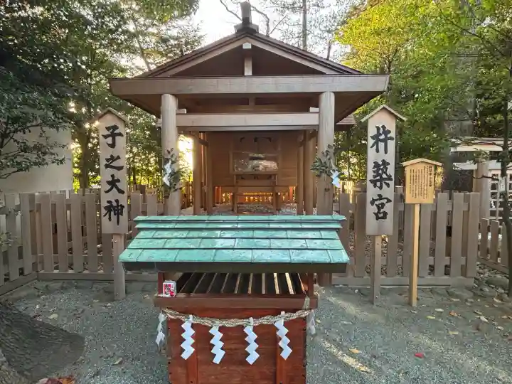 伊勢山皇大神宮の{uncategorized: "未分類", other: "その他", undefined: "問題あり", building: "その他建物", grave: "お墓", sacred_gate: "鳥居", guardian: "狛犬", statue: "像", buddha: "仏像", history: "歴史", nature: "自然", garden: "庭園", animal: "動物", pagoda: "塔", temizu: "手水舎", mountain_gate: "山門・神門", sanctuary: "本殿・本堂", subordinate: "末社・摂社", art: "芸術", scenery: "景色", jizo: "地蔵", ema: "絵馬", goshuin: "御朱印", omikuji: "おみくじ", items: "授与品その他", amulet: "お守り", goshuincho: "御朱印帳", eats: "食事", festival: "お祭り", votive_dance: "神楽", shichigosan: "七五三参", wedding: "結婚式", experience: "体験その他", initially: "初詣", around: "周辺", anti_infection: "感染症対策"}