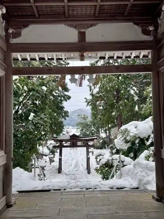倭文神社の{uncategorized: "未分類", other: "その他", undefined: "問題あり", building: "その他建物", grave: "お墓", sacred_gate: "鳥居", guardian: "狛犬", statue: "像", buddha: "仏像", history: "歴史", nature: "自然", garden: "庭園", animal: "動物", pagoda: "塔", temizu: "手水舎", mountain_gate: "山門・神門", sanctuary: "本殿・本堂", subordinate: "末社・摂社", art: "芸術", scenery: "景色", jizo: "地蔵", ema: "絵馬", goshuin: "御朱印", omikuji: "おみくじ", items: "授与品その他", amulet: "お守り", goshuincho: "御朱印帳", eats: "食事", festival: "お祭り", votive_dance: "神楽", shichigosan: "七五三参", wedding: "結婚式", experience: "体験その他", initially: "初詣", around: "周辺", anti_infection: "感染症対策"}