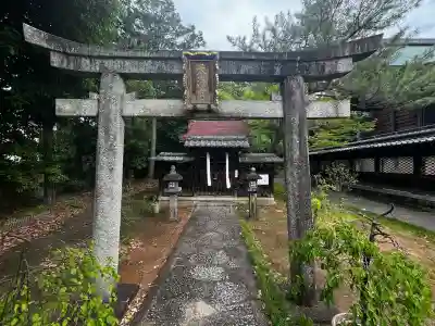 飛梅天満宮（新日吉神宮境内社）の{uncategorized: "未分類", other: "その他", undefined: "問題あり", building: "その他建物", grave: "お墓", sacred_gate: "鳥居", guardian: "狛犬", statue: "像", buddha: "仏像", history: "歴史", nature: "自然", garden: "庭園", animal: "動物", pagoda: "塔", temizu: "手水舎", mountain_gate: "山門・神門", sanctuary: "本殿・本堂", subordinate: "末社・摂社", art: "芸術", scenery: "景色", jizo: "地蔵", ema: "絵馬", goshuin: "御朱印", omikuji: "おみくじ", items: "授与品その他", amulet: "お守り", goshuincho: "御朱印帳", eats: "食事", festival: "お祭り", votive_dance: "神楽", shichigosan: "七五三参", wedding: "結婚式", experience: "体験その他", initially: "初詣", around: "周辺", anti_infection: "感染症対策"}