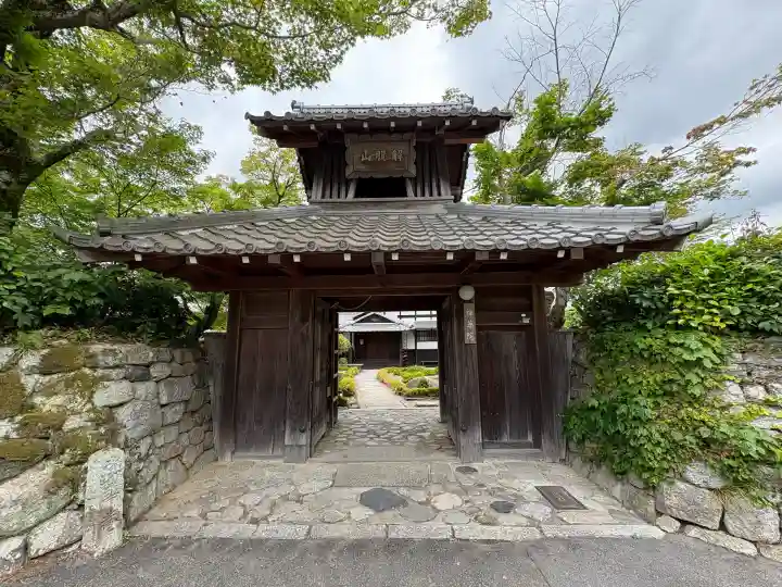 禅華院の{uncategorized: "未分類", other: "その他", undefined: "問題あり", building: "その他建物", grave: "お墓", sacred_gate: "鳥居", guardian: "狛犬", statue: "像", buddha: "仏像", history: "歴史", nature: "自然", garden: "庭園", animal: "動物", pagoda: "塔", temizu: "手水舎", mountain_gate: "山門・神門", sanctuary: "本殿・本堂", subordinate: "末社・摂社", art: "芸術", scenery: "景色", jizo: "地蔵", ema: "絵馬", goshuin: "御朱印", omikuji: "おみくじ", items: "授与品その他", amulet: "お守り", goshuincho: "御朱印帳", eats: "食事", festival: "お祭り", votive_dance: "神楽", shichigosan: "七五三参", wedding: "結婚式", experience: "体験その他", initially: "初詣", around: "周辺", anti_infection: "感染症対策"}