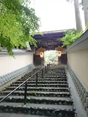 目の霊山　油山寺の山門・神門