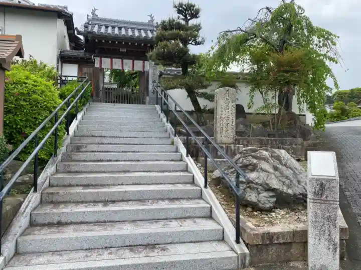 融念寺の{uncategorized: "未分類", other: "その他", undefined: "問題あり", building: "その他建物", grave: "お墓", sacred_gate: "鳥居", guardian: "狛犬", statue: "像", buddha: "仏像", history: "歴史", nature: "自然", garden: "庭園", animal: "動物", pagoda: "塔", temizu: "手水舎", mountain_gate: "山門・神門", sanctuary: "本殿・本堂", subordinate: "末社・摂社", art: "芸術", scenery: "景色", jizo: "地蔵", ema: "絵馬", goshuin: "御朱印", omikuji: "おみくじ", items: "授与品その他", amulet: "お守り", goshuincho: "御朱印帳", eats: "食事", festival: "お祭り", votive_dance: "神楽", shichigosan: "七五三参", wedding: "結婚式", experience: "体験その他", initially: "初詣", around: "周辺", anti_infection: "感染症対策"}