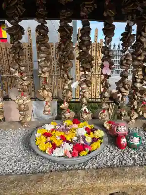 埼玉厄除け開運大師・龍泉寺（切り絵御朱印発祥の寺）の{uncategorized: "未分類", other: "その他", undefined: "問題あり", building: "その他建物", grave: "お墓", sacred_gate: "鳥居", guardian: "狛犬", statue: "像", buddha: "仏像", history: "歴史", nature: "自然", garden: "庭園", animal: "動物", pagoda: "塔", temizu: "手水舎", mountain_gate: "山門・神門", sanctuary: "本殿・本堂", subordinate: "末社・摂社", art: "芸術", scenery: "景色", jizo: "地蔵", ema: "絵馬", goshuin: "御朱印", omikuji: "おみくじ", items: "授与品その他", amulet: "お守り", goshuincho: "御朱印帳", eats: "食事", festival: "お祭り", votive_dance: "神楽", shichigosan: "七五三参", wedding: "結婚式", experience: "体験その他", initially: "初詣", around: "周辺", anti_infection: "感染症対策"}