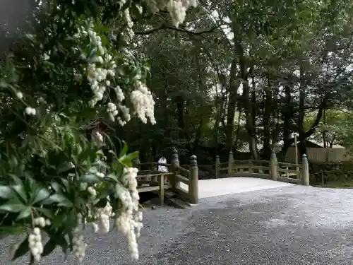 伊勢神宮内宮（皇大神宮）の{uncategorized: "未分類", other: "その他", undefined: "問題あり", building: "その他建物", grave: "お墓", sacred_gate: "鳥居", guardian: "狛犬", statue: "像", buddha: "仏像", history: "歴史", nature: "自然", garden: "庭園", animal: "動物", pagoda: "塔", temizu: "手水舎", mountain_gate: "山門・神門", sanctuary: "本殿・本堂", subordinate: "末社・摂社", art: "芸術", scenery: "景色", jizo: "地蔵", ema: "絵馬", goshuin: "御朱印", omikuji: "おみくじ", items: "授与品その他", amulet: "お守り", goshuincho: "御朱印帳", eats: "食事", festival: "お祭り", votive_dance: "神楽", shichigosan: "七五三参", wedding: "結婚式", experience: "体験その他", initially: "初詣", around: "周辺", anti_infection: "感染症対策"}